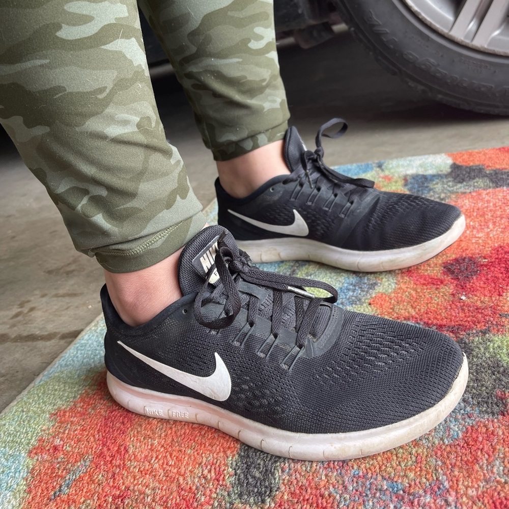 Women’s Nike Free Runs Size 8